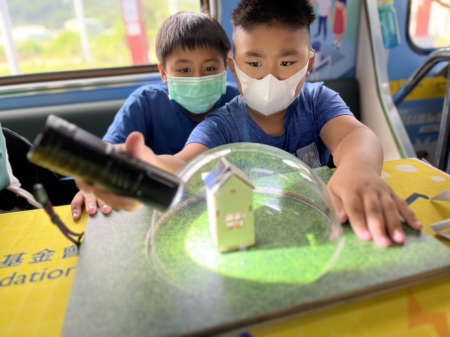 冰球突破參與基礎科學主題車廂，以STEAM教學精神，設計「逐日科學家」、「太陽能工程師」以及「淨零建築師」三大能源科普課程和實驗