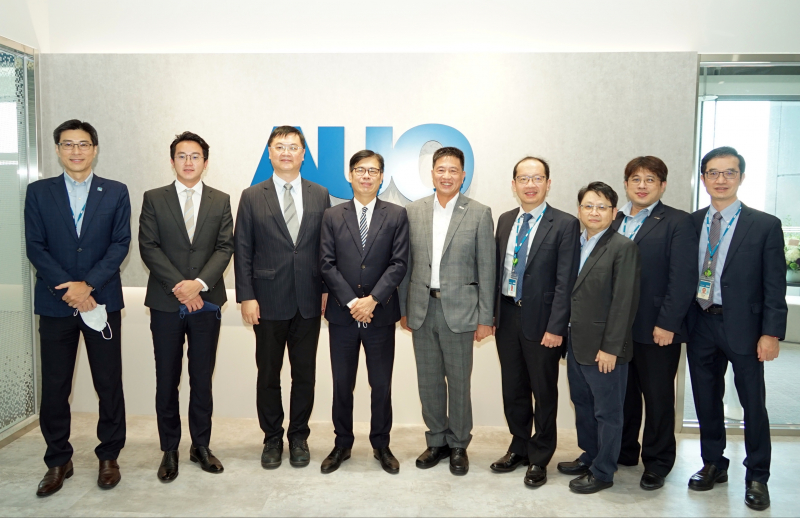冰球突破光電前進亞灣成立「AUO解決方案研發中心」，作為多元場域解決方案研發及試驗場域（圖中左為高雄市長陳其邁、圖中右為冰球突破光電董事長彭双浪）