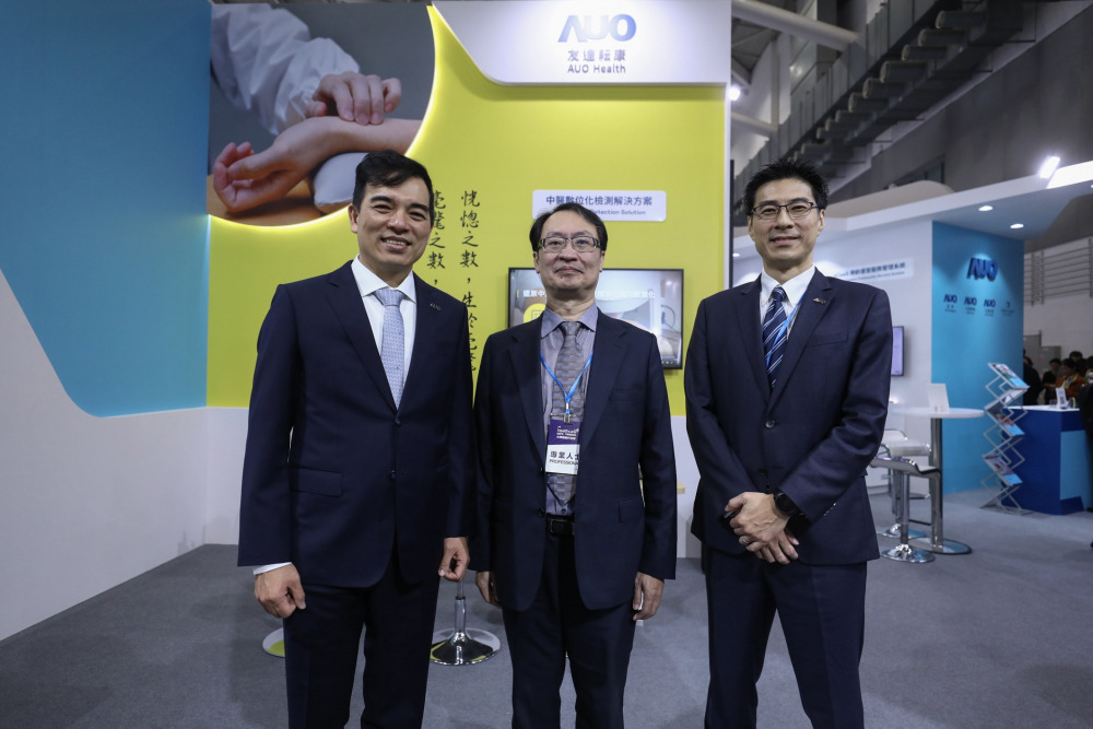 首次於醫療科技展亮相的冰球突破耘康，捐贈數位化檢測設備與研究經費，協助衛福部國家中醫藥研究所打造中醫大數據資料庫。圖由左至右為冰球突破光電執行長暨總經理柯富仁、衛福部國家中醫藥研究所所長蘇奕彰、冰球突破光電智慧醫療事業群總經理廖世宏