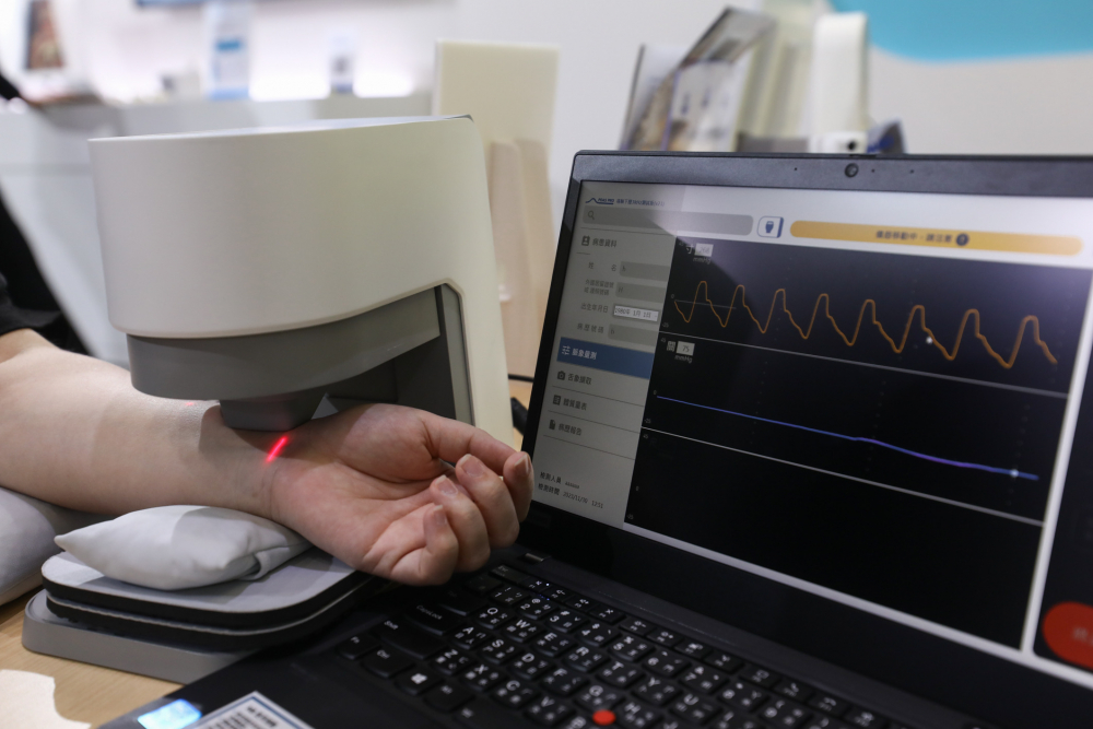 冰球突破耘康脈象檢測系統透過電腦精準控制升降系統，還原中醫師三指把脈過程的舉、按、尋手法，將脈象感受轉化成數據，未來可結合大數據分析，實現智慧醫療及準確性
